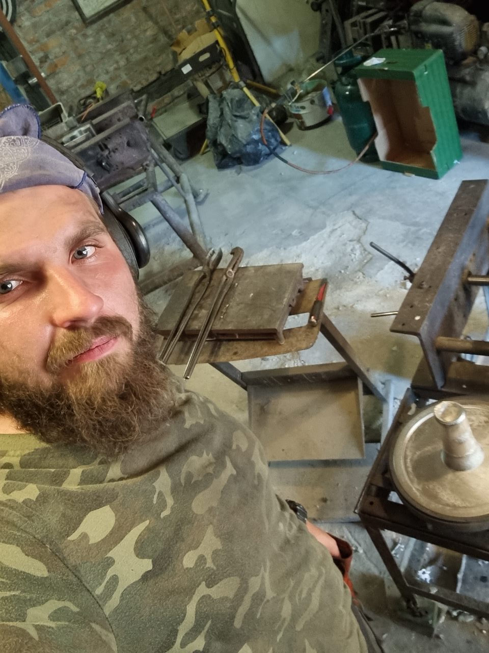 Na zdjęciu przedstawiony jest pracownik w trakcie wytopu aluminiowych kół o średnicy 45 cm. Zdjęcie wykonane zostało przez samego pracownika podczas krótkiej przerwy potrzebnej do odpowiedniego zakrzepnięcia odlewu przed całkowitym usunięciem go z formy.