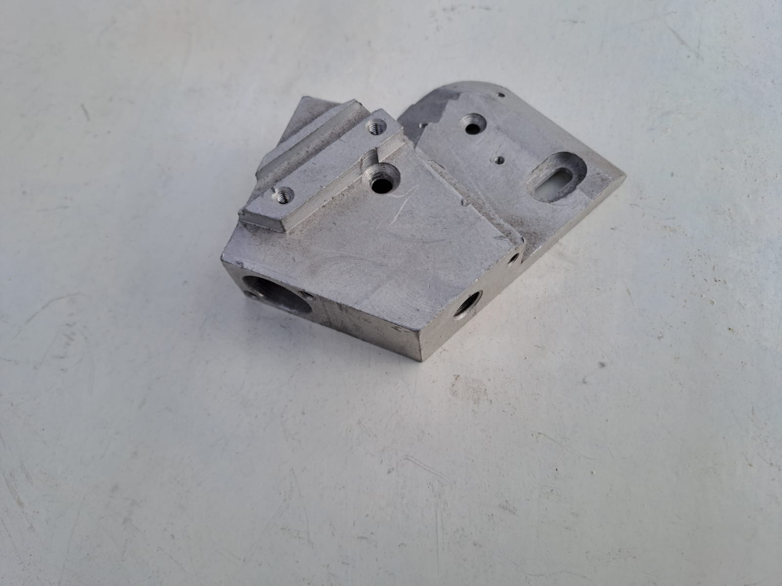 Na zdjęciu przedstawiona jest wierzchnia część odlewu aluminiowego wykonanego kokilowo po obróbce mechanicznej. Służy jako korpus jednego z elementów większej maszyny. Wykonujemy go seryjnie kilka razy w roku po około 150 sztuk na każdą serię.