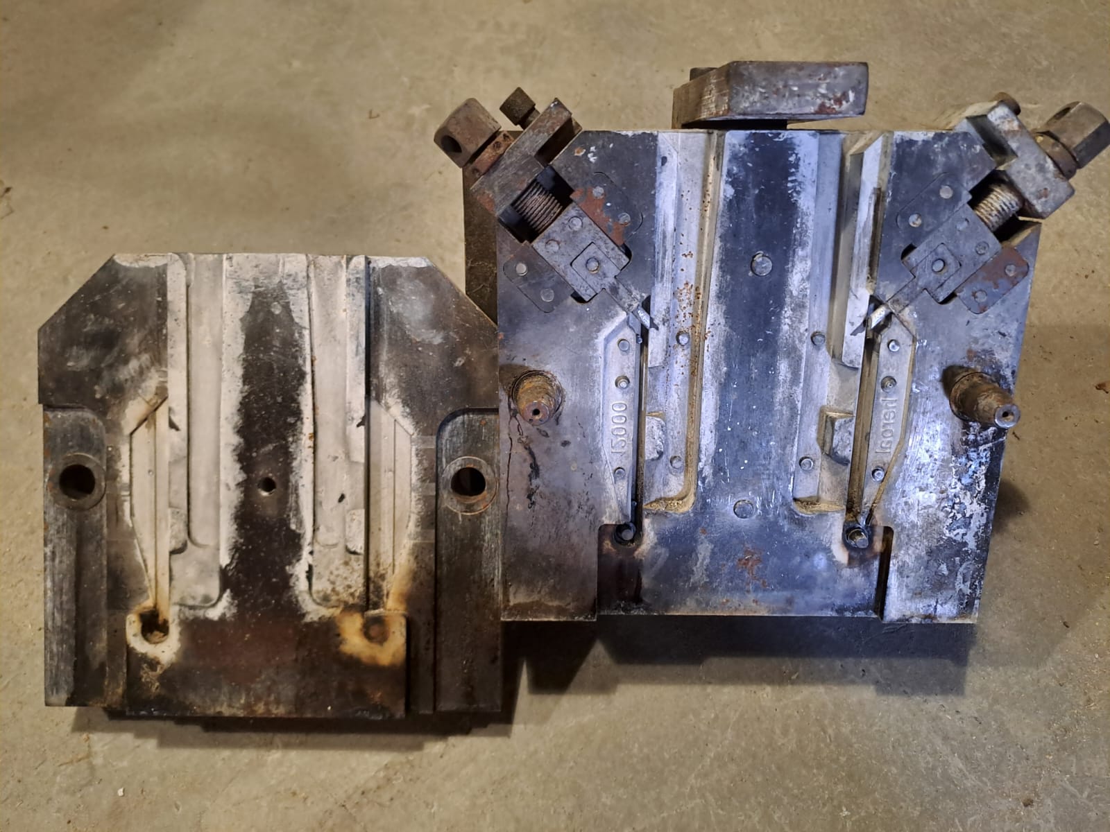 Jest to kokila stalowa z której za jednym razem wychodzi jeden komplet zawiasów aluminiowych wykonywanych na zlecenie niemieckiej firmy zajmującej się produkcją okien i drzwi. Pokryta jest warstwą specjalnych pokryć które mają za zadanie zapewniać odpowiednie zasilanie odlewu w płynny metal a w niektórych sprawić iż zakrzepnie szybko dzięki czemu odlew będzie miał pożądany wygląd. Ponadto wydać iż u góry po obu stronach znajdują się wysuwane rdzenie dzięki czemu jesteśmy w stanie wykonać pożądany otwór bez potrzeby wiercenia w wykonanym odlewie.