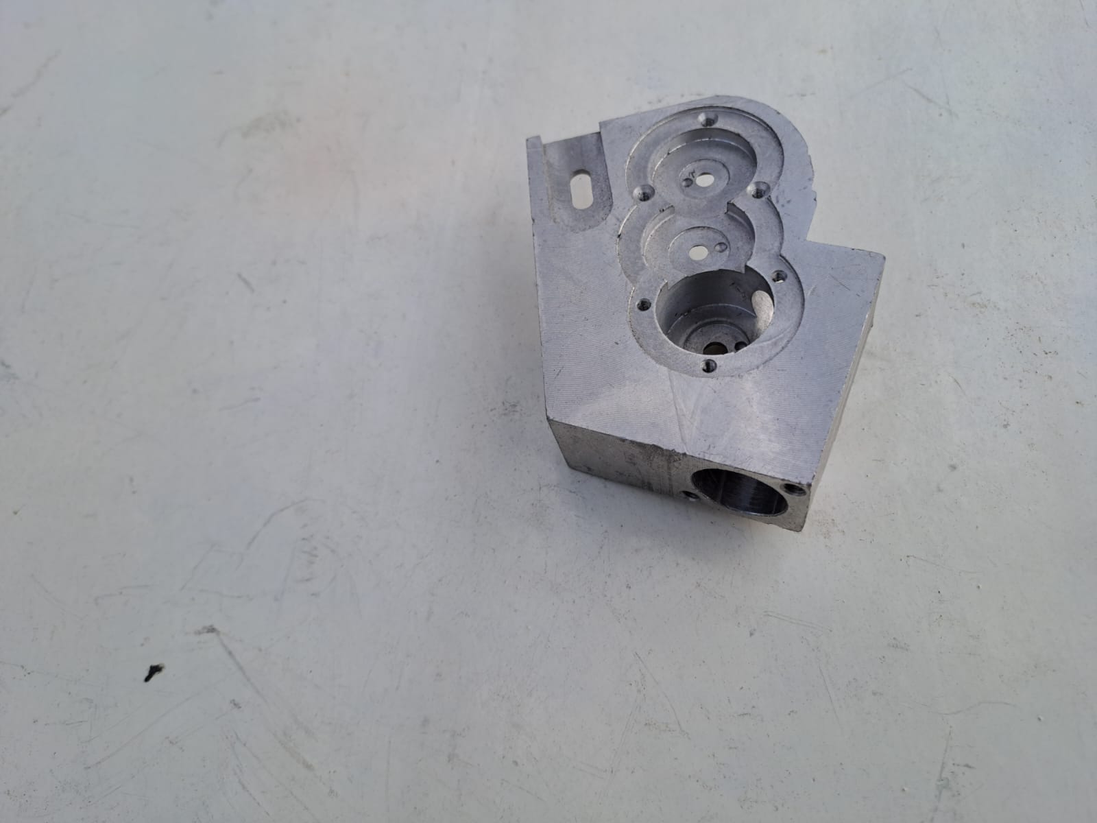 Na zdjęciu przedstawiona jest spodnia część odlewu aluminiowego wykonanego kokilowo po obróbce mechanicznej. Służy jako korpus jednego z elementów większej maszyny. Wykonujemy go seryjnie kilka razy w roku po około 150 sztuk na każdą serię.