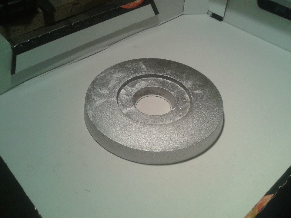 Na zdjęciu znajduje się odlew aluminiowy wykonany kokilowo. Jest to koło aluminiowe po wstępnej obróbce mechanicznej wykonanej na życzenie klienta. Wykonujemy te koła w 3 rozmiarach. Największe ma średnicę 40 cm, średnie 25 a najmniejsze 10.