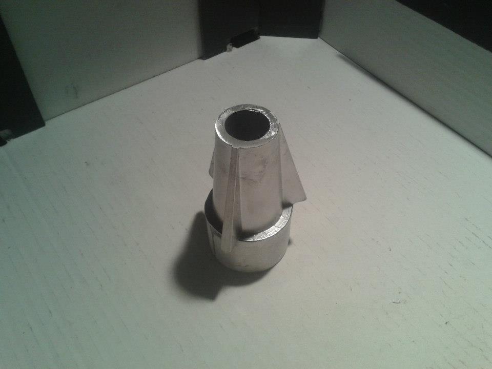 Na zdjęciu przedstawiony jest odlew aluminiowy wykonany kokilowo po wstępnej obróbce mechanicznej. Jest to element urządzenia służącego do przeglądania tkanin w branży włókienniczej.