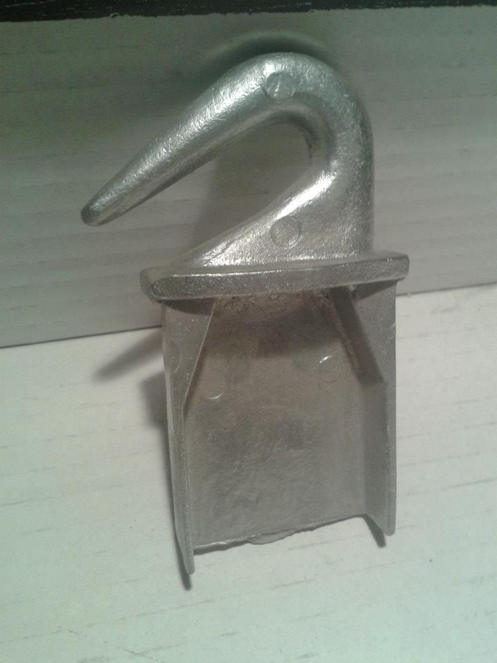 Na zdjęciu widoczny jest odlew aluminiowy wykonany kokilowo jednego z trzech elementów kompletu odlewów wykorzystywanych przy produkcji markiz balkonowych. Odlew ten jest przedstawiony przed obróbką mechaniczną.