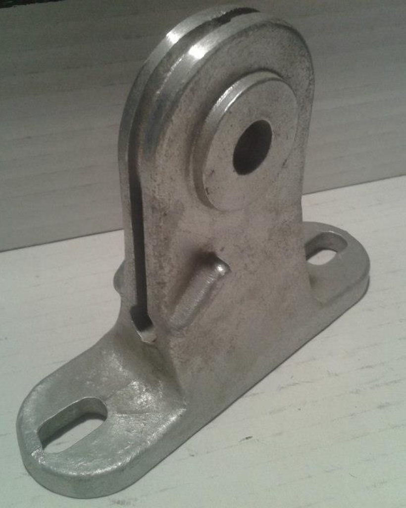 odlew 10 Odlew wykonany kokilowo z aluminium po wstępnej obróbce mechanicznej. Jest to uchwyt i prowadnica do rolki w maszynie włókienniczej. do każdej maszyny wykonujemy po 4 takie odlewy jako jeden komplet.