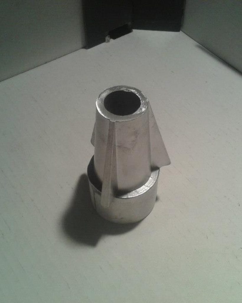 odlew 4 Na zdjęciu przedstawiony jest odlew aluminiowy wykonany kokilowo po wstępnej obróbce mechanicznej. Jest to element urządzenia służącego do przeglądania tkanin w branży włókienniczej.