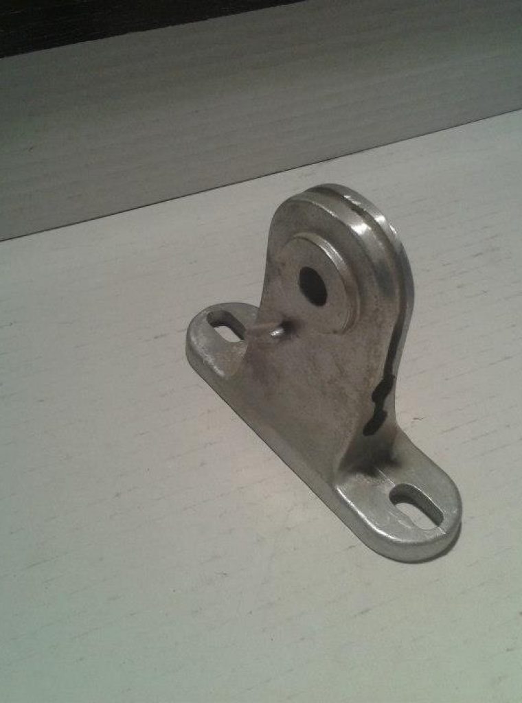 odlew 5 Odlew wykonany kokilowo z aluminium po wstępnej obróbce mechanicznej. Jest to uchwyt i prowadnica do rolki w maszynie włókienniczej. do każdej maszyny wykonujemy po 4 takie odlewy jako jeden komplet.